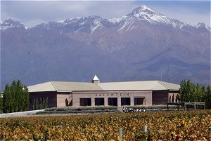 Bodega Salentein met op 
            
 
 
 
 
 
 
 
 
 
 
 
 de voorgrond  de  wijngaarden  en  op  de  achtergrond  de  Cordillera